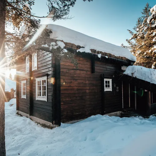 Bardøla fjelltun i solskinn på vinteren