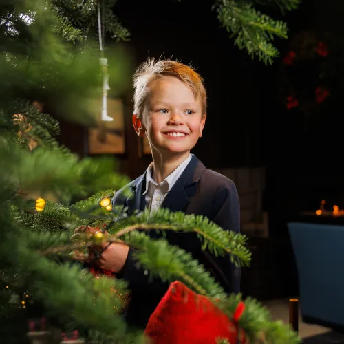 Barn pynter juletre