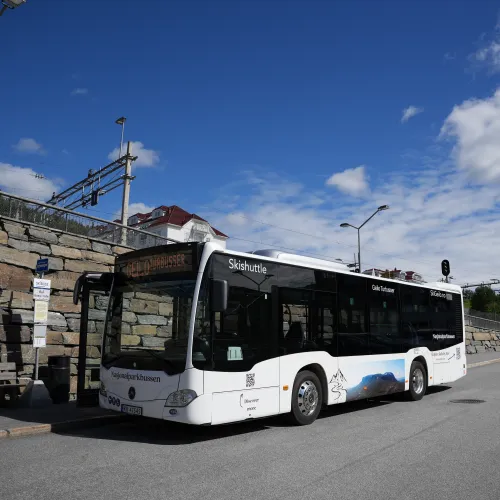 Nasjonalparkbussen Geilo bussholdeplass i sentrum utenfor Geilo Sport