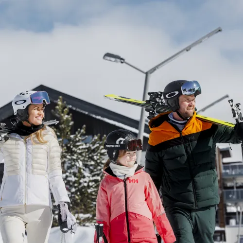 Barnefamilie på ski