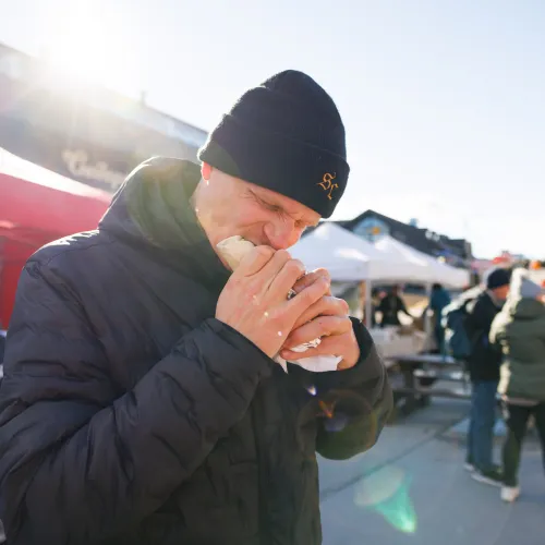 Norsk Matglede mann som smaker mat i solskinn