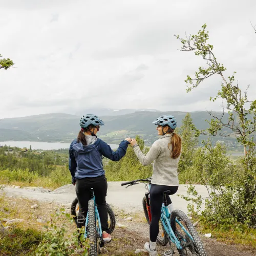 To jenter på sykkel sommerstid på Geilo