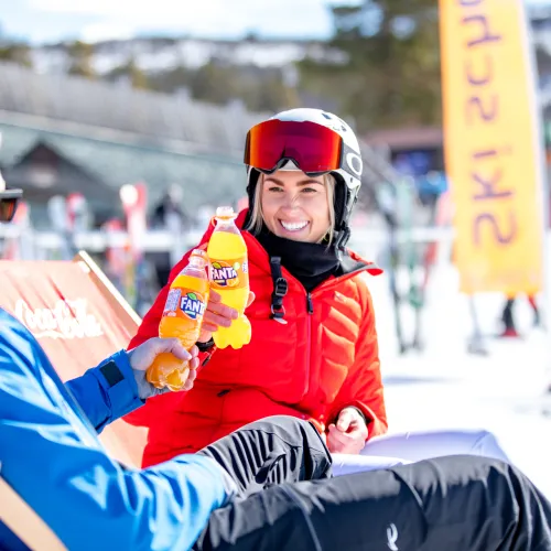 Påske på Geilo par som skåler i solen