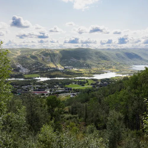 Utsikt underveis fra Pilvegen over Geilo sentrum og Veslefjorden