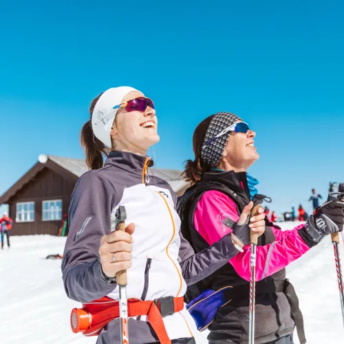 Geilo påske ruperanden to kvinner soler seg