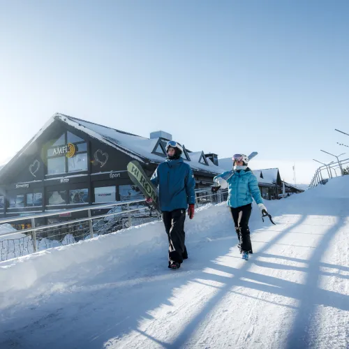 Snowboarder og skikjører i Geilo sentrum