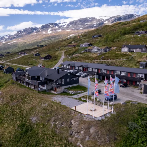 Oversikt over Storestølen Fjellhotel og fjellene rundt, drone bildet