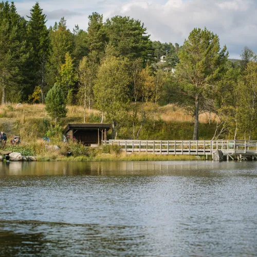 Rundt Geilo Kulturkirke finnes det en barnevennlig tur til fiskebrua som passer alle og hele året.