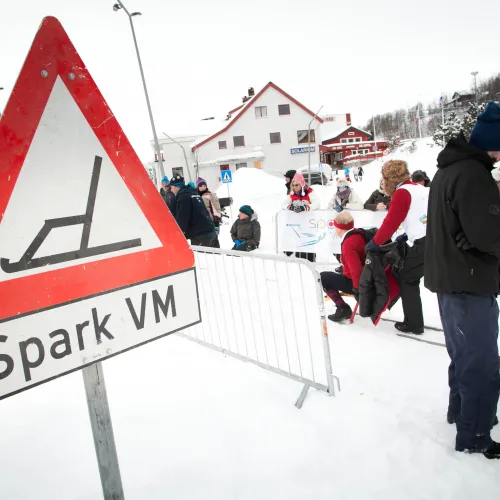 Spark vm trafikk skilt med deltagere i bakgrunn