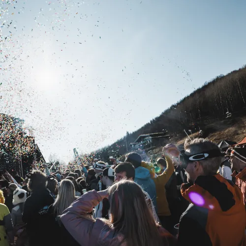 Geilos største påskeparty konfetti mennesker 2025