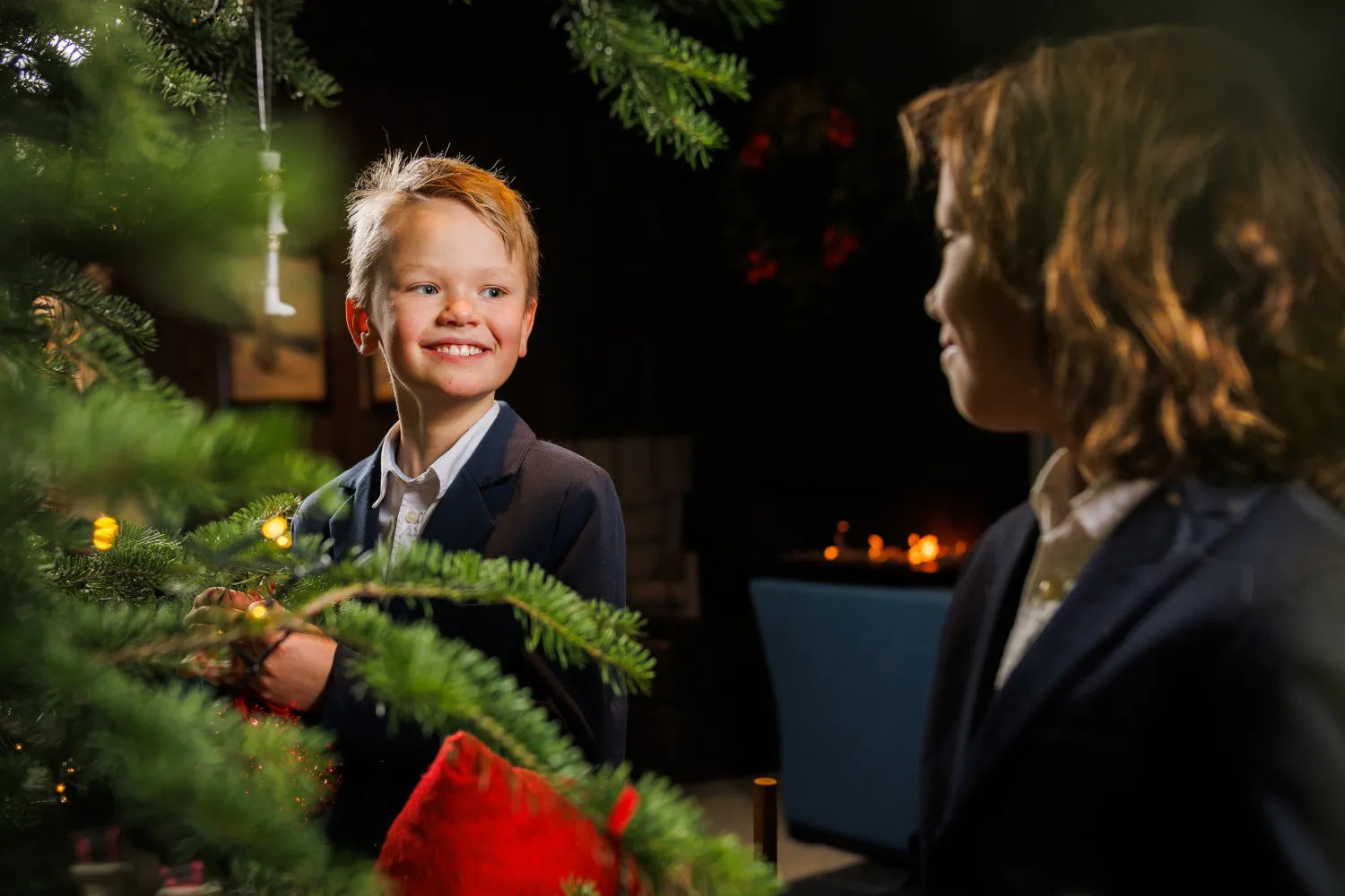Barn pynter juletre
