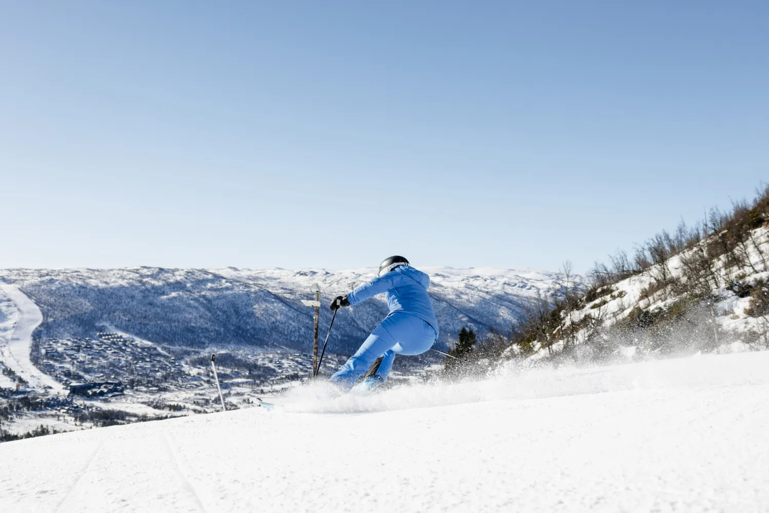 SkiGeilo utsikt skikjører blå dress