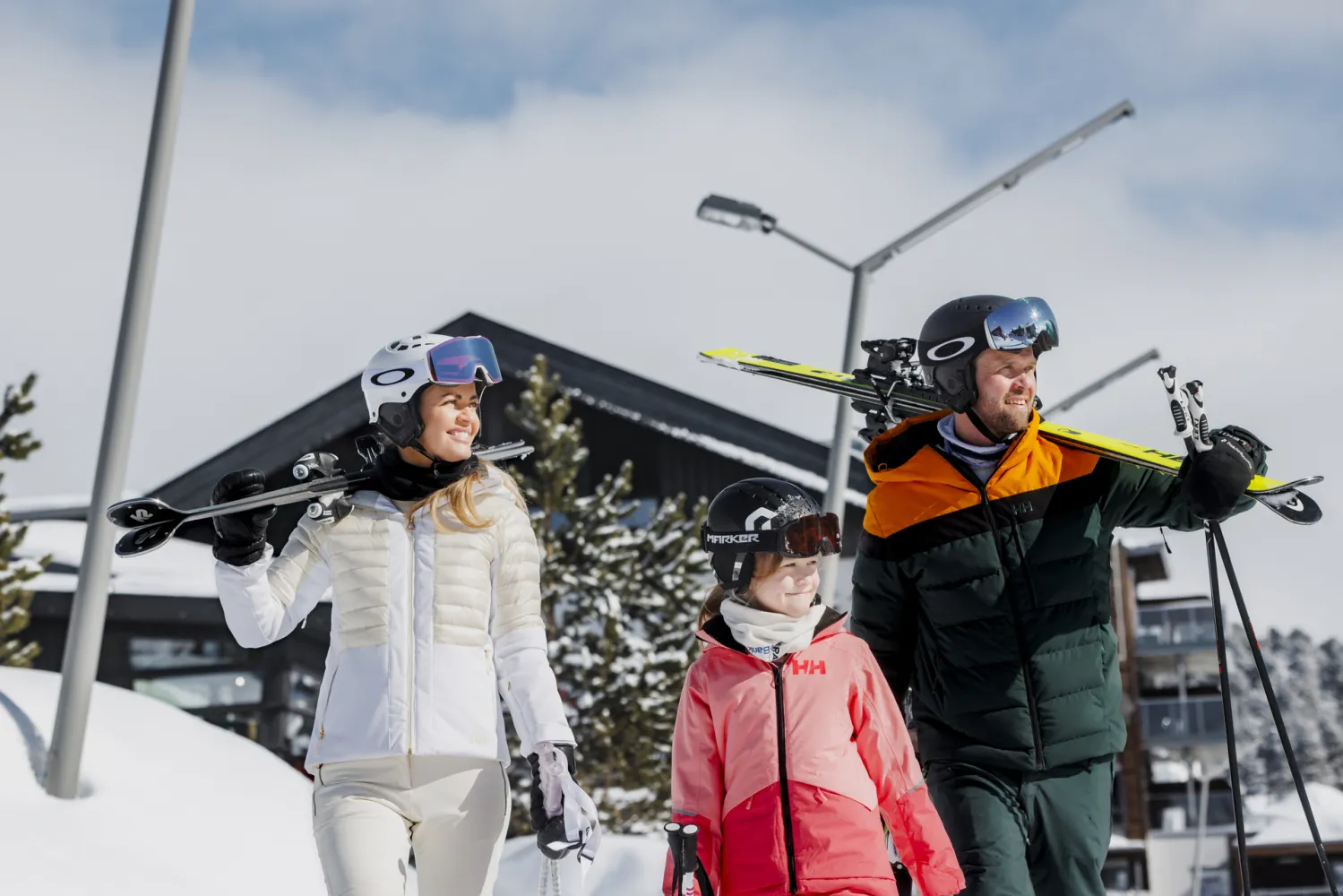 Barnefamilie på ski