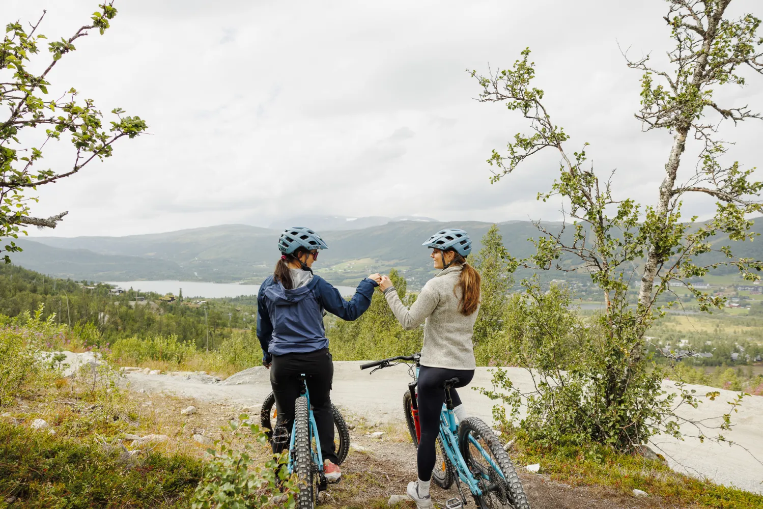 To jenter på sykkel sommerstid på Geilo