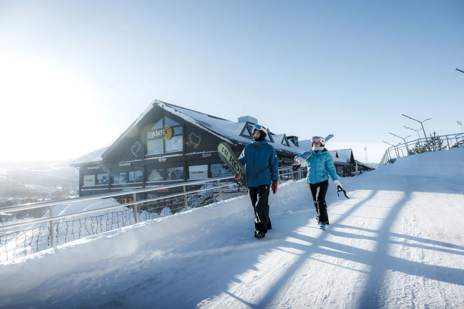Snowboarder og skikjører i Geilo sentrum