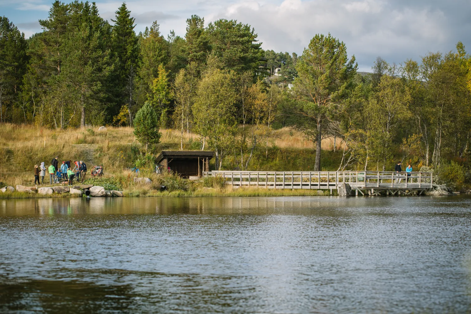 Rundt Geilo Kulturkirke finnes det en barnevennlig tur til fiskebrua som passer alle og hele året.