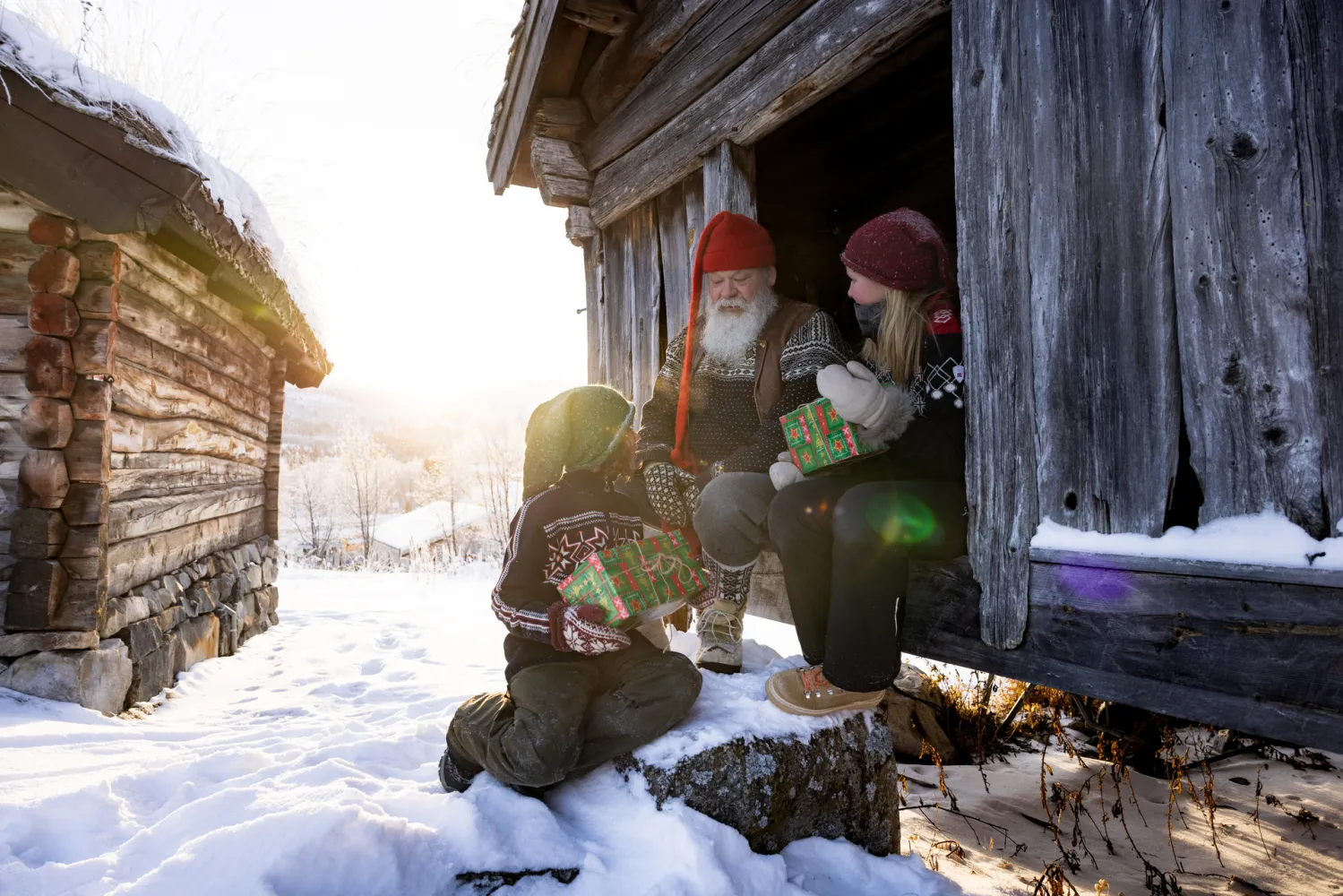 Julemarked med barn og julenisse i sentrum