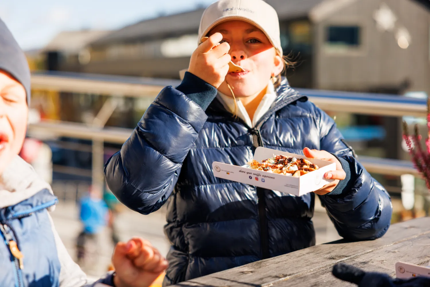 Norsk Matglede matfestival jente som spiser god mat og er fornøyd