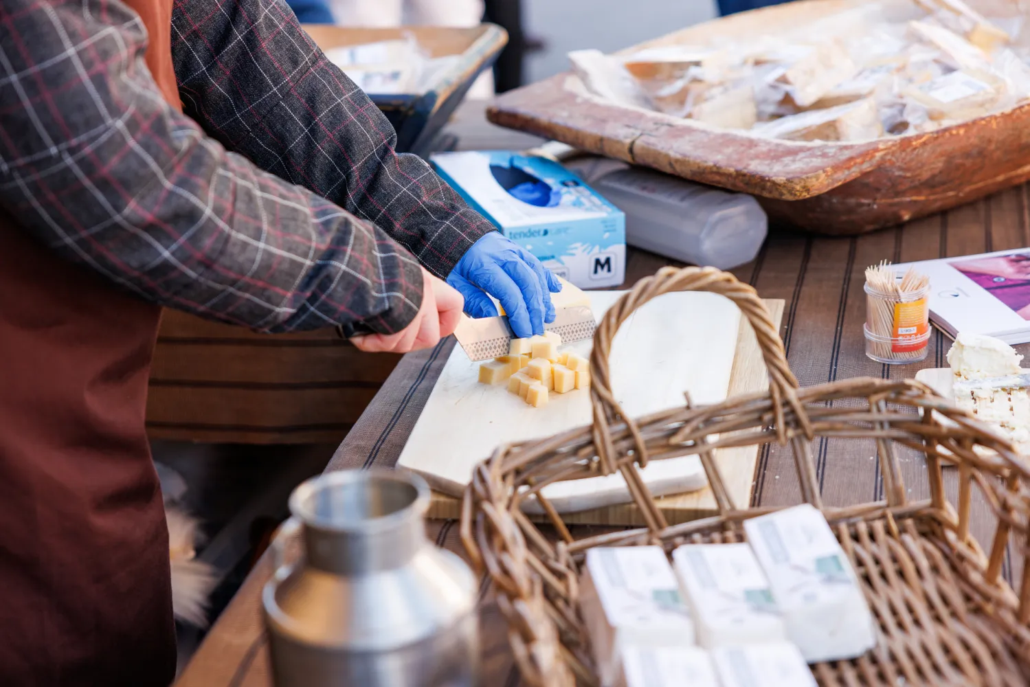 Norsk Matglede matfestival Geilo utstiller som skjærer ost på skjærefjøl