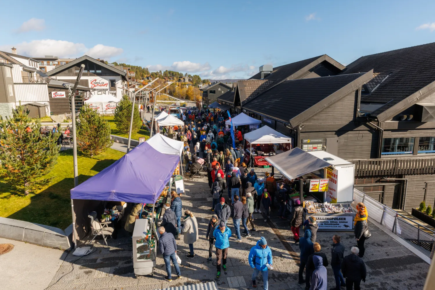 Norsk Matglede matfestival Geilo oversiktsbilde i sentrum med fint vær og masse mennesker