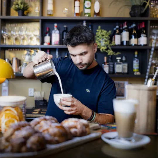 Perleporten kaffebarista heller i melk