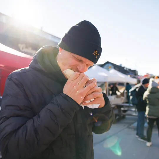 Norsk Matglede mann som smaker mat i solskinn