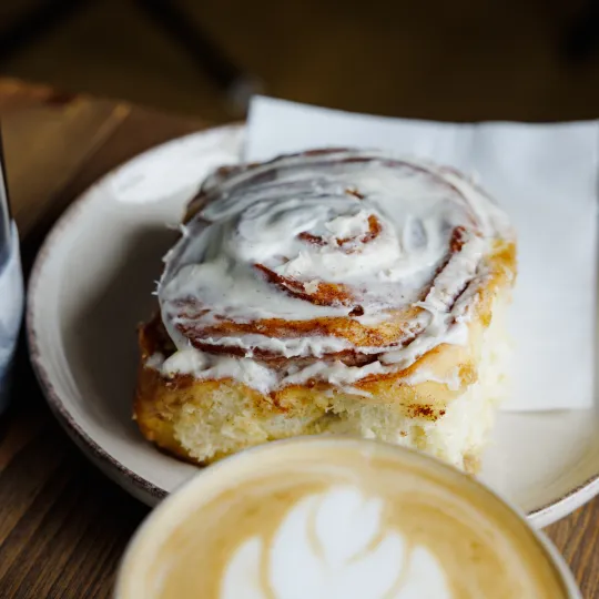 Servering Rooted Roast kanelbolle med melis