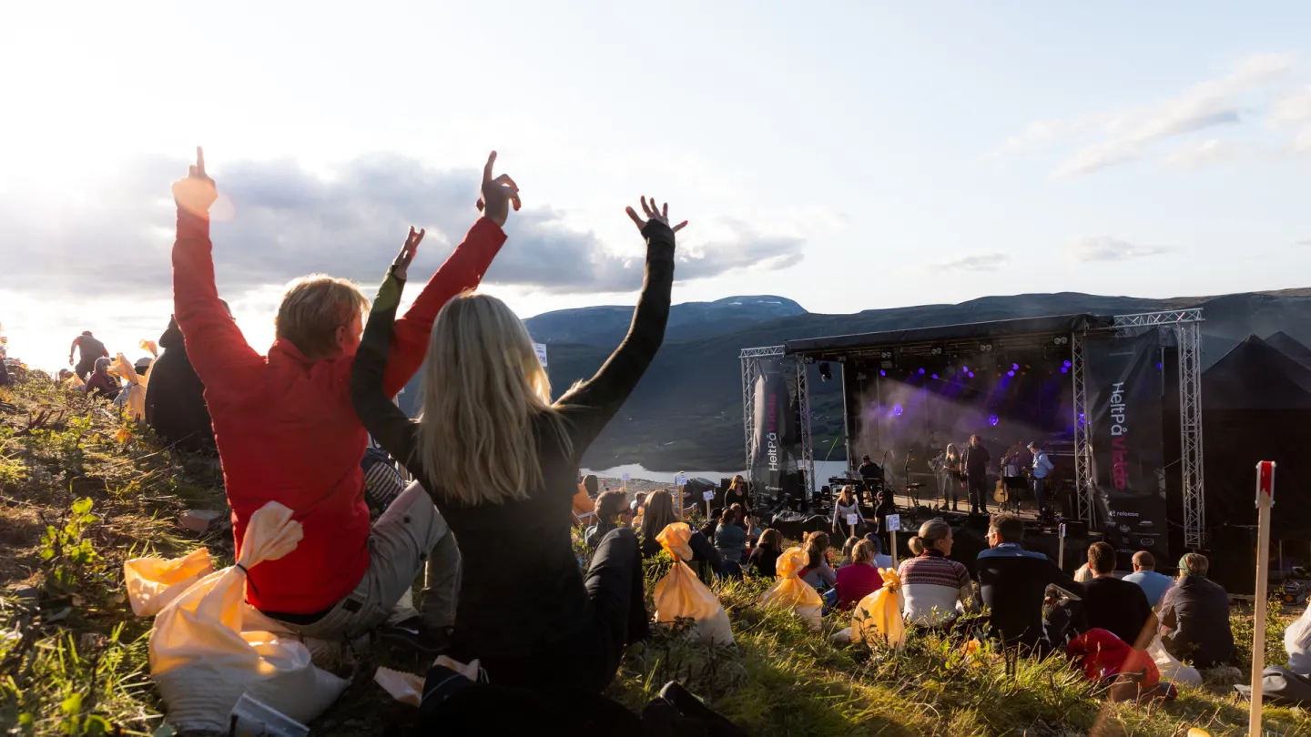 Helt på Vidda 2021 par på festival hendene i været