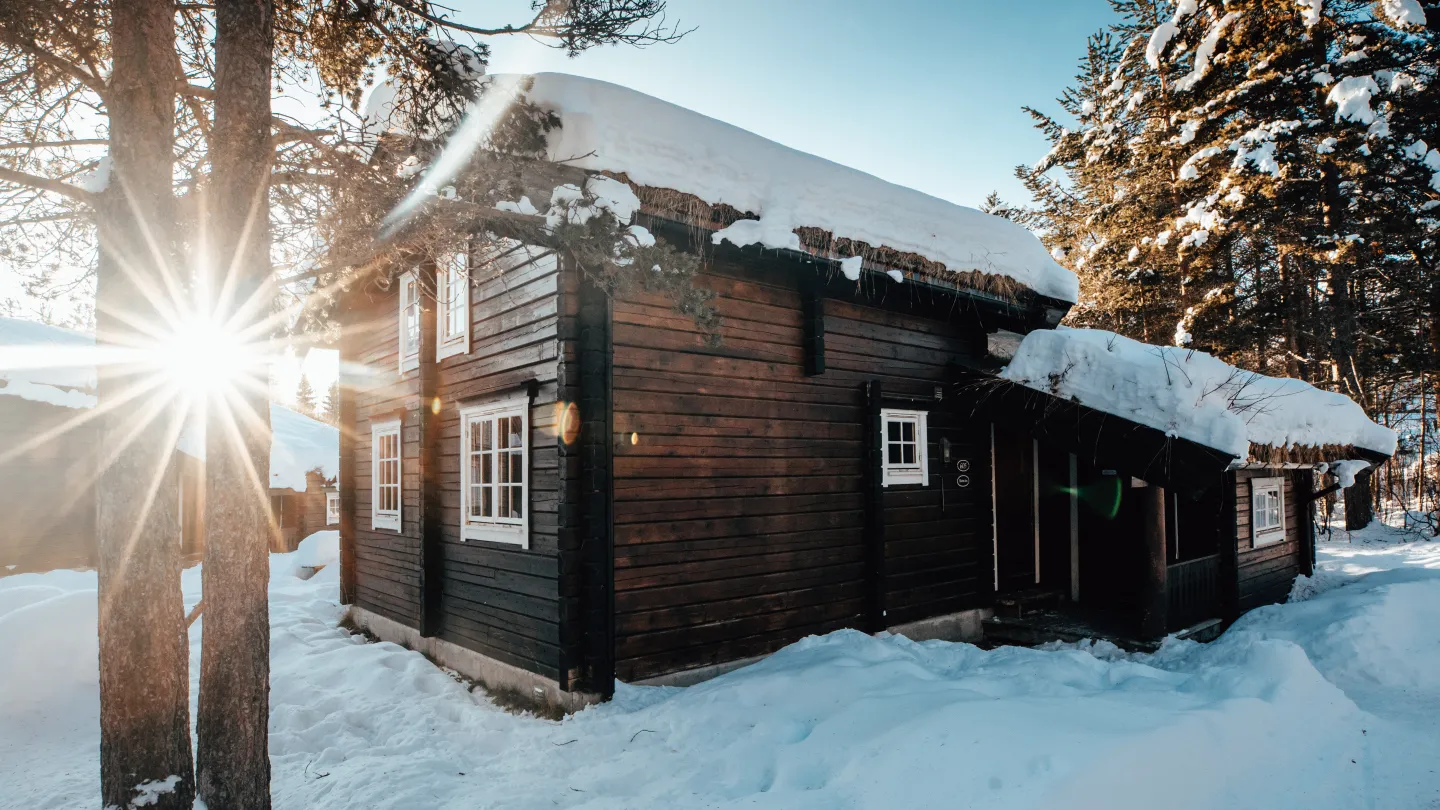 Bardøla fjelltun i solskinn på vinteren