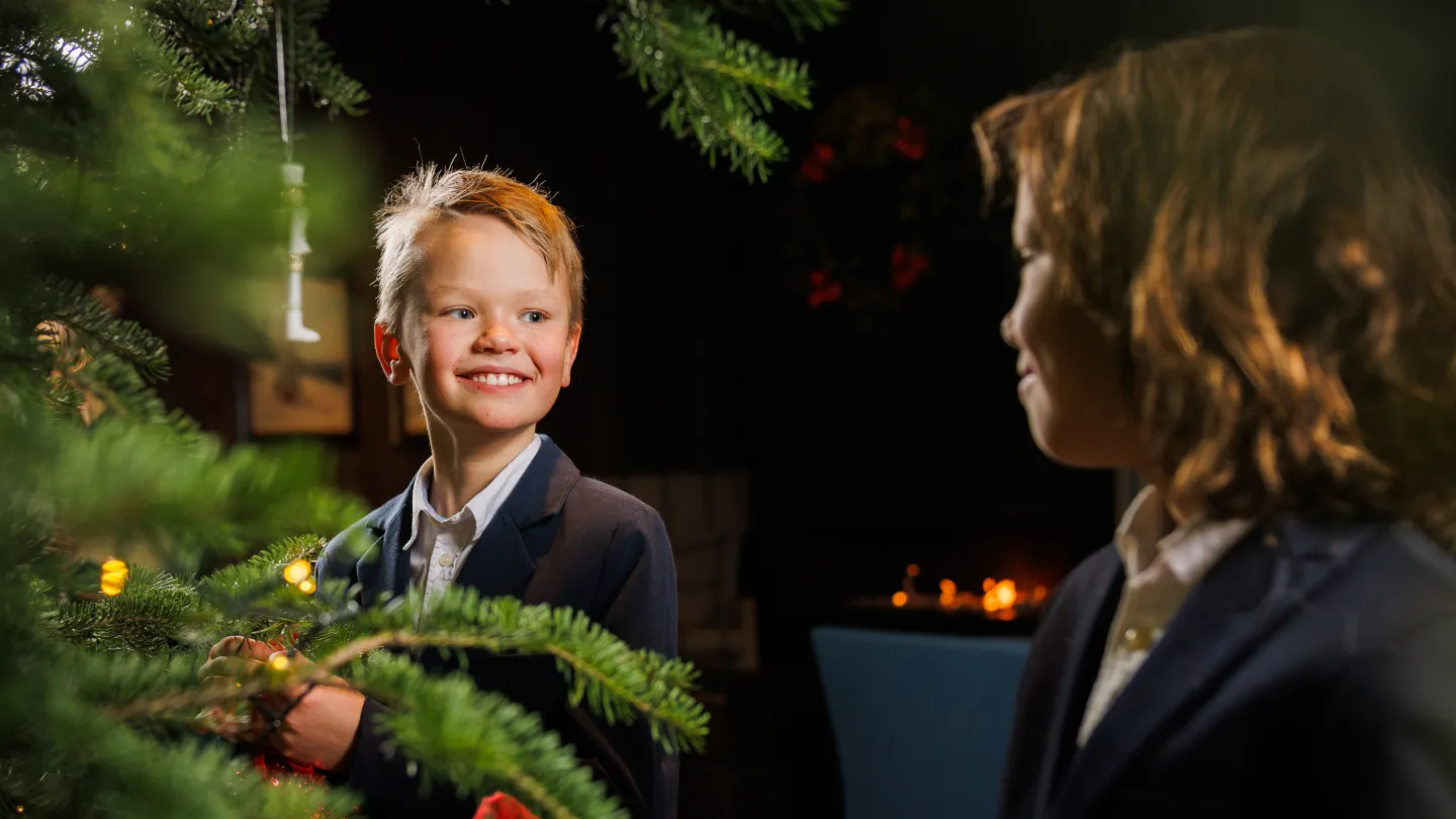 Barn pynter juletre