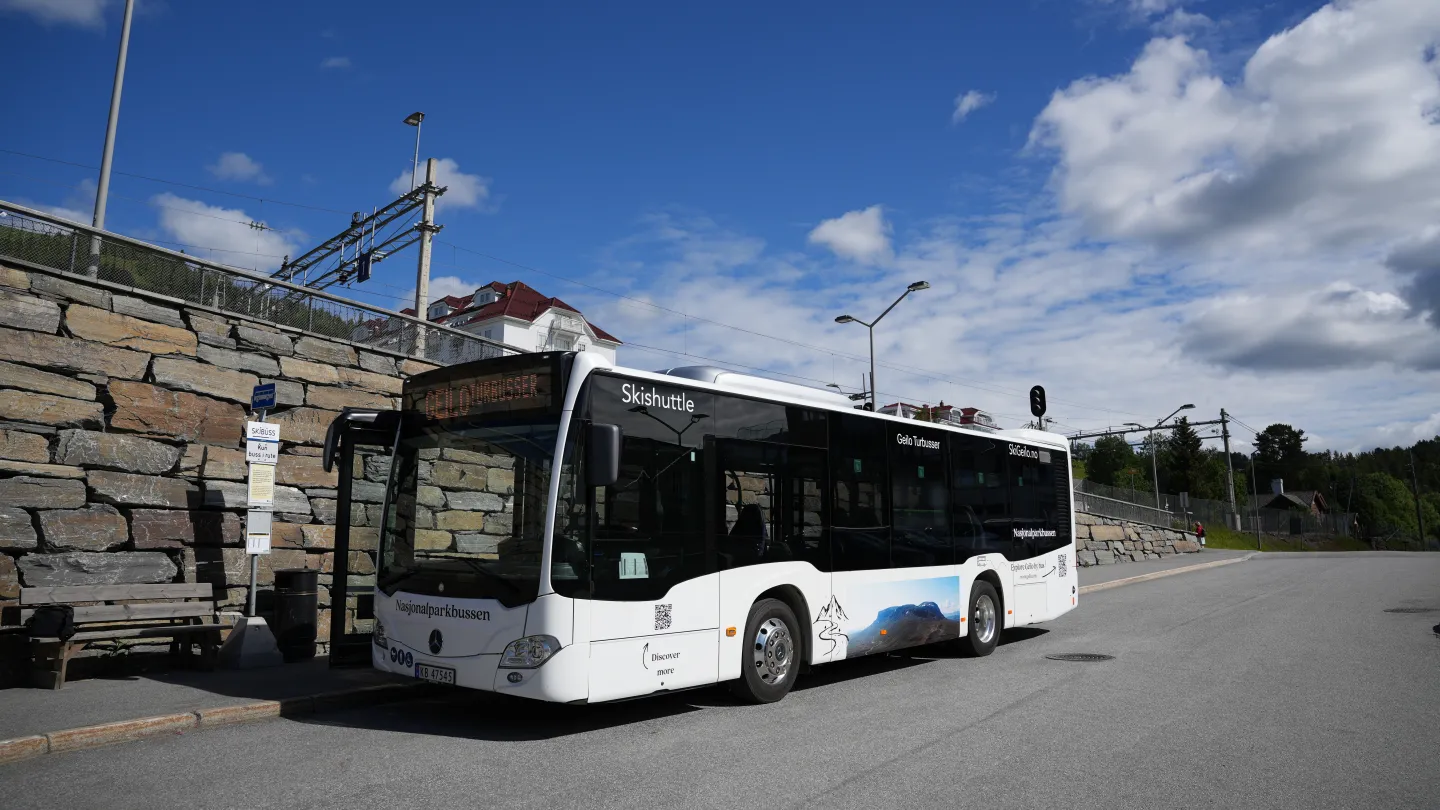 Nasjonalparkbussen Geilo bussholdeplass i sentrum utenfor Geilo Sport