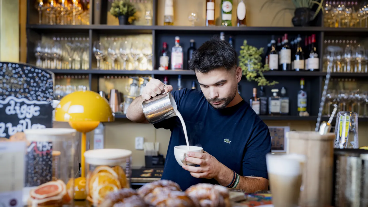 Perleporten kaffebarista heller i melk