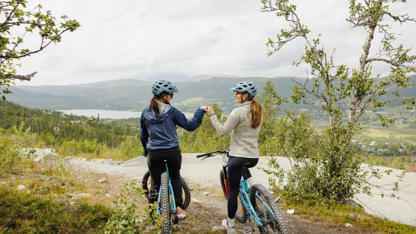 To jenter på sykkel sommerstid på Geilo
