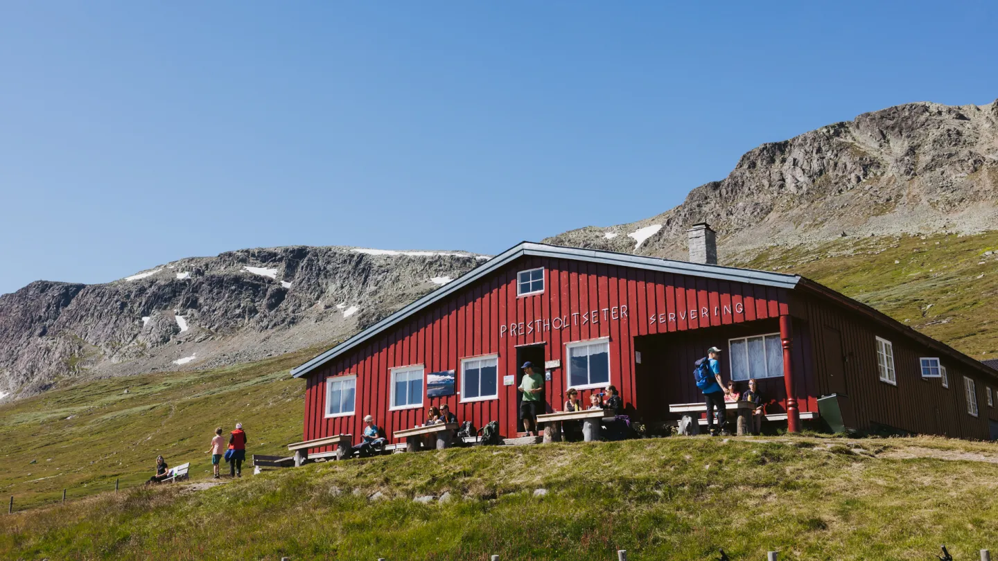 Prestholtseter sommerstid rødt hus i solskinnsvær