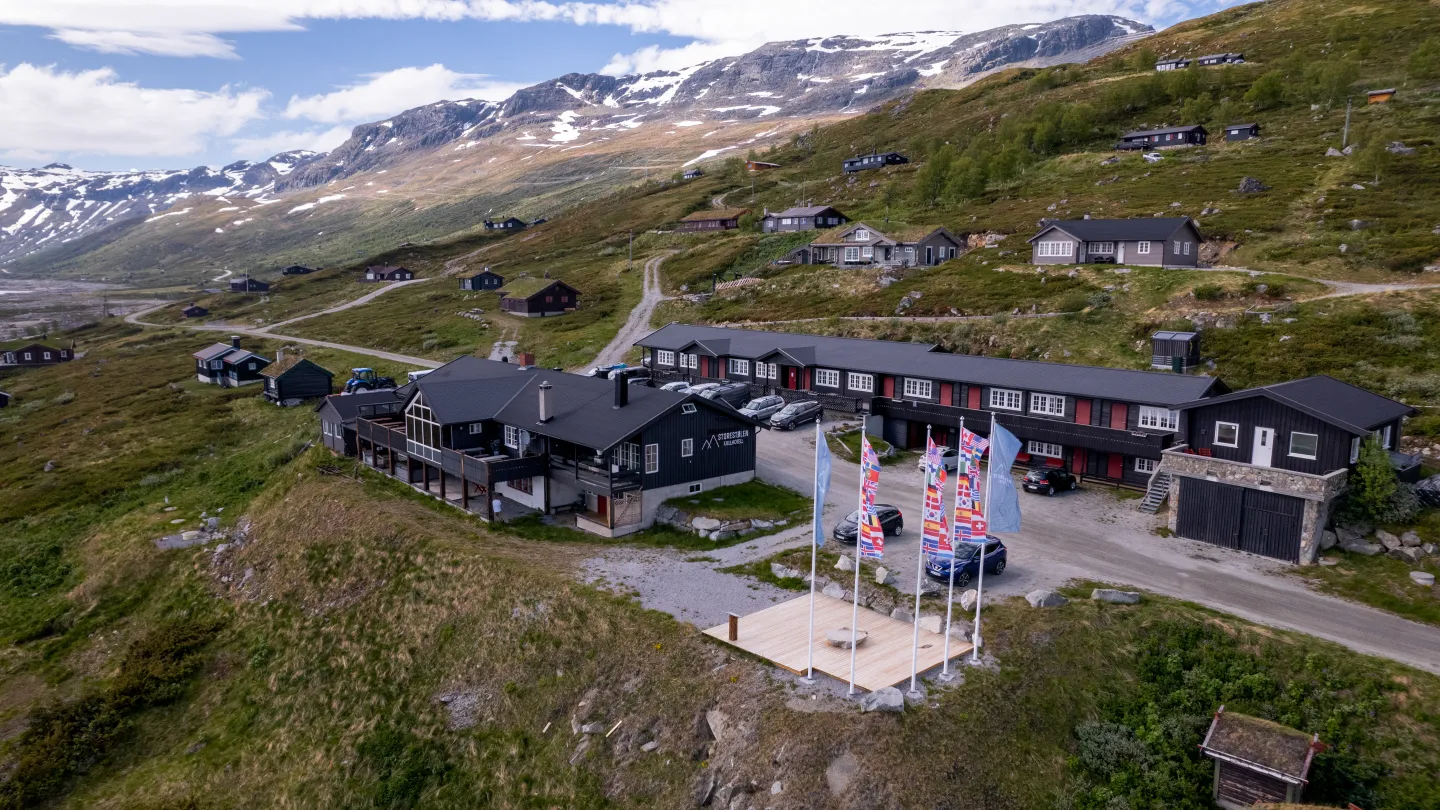 Oversikt over Storestølen Fjellhotel og fjellene rundt, drone bildet