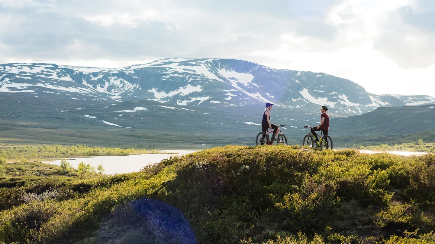 Sykling i Budalen på Geilo i solnedgang