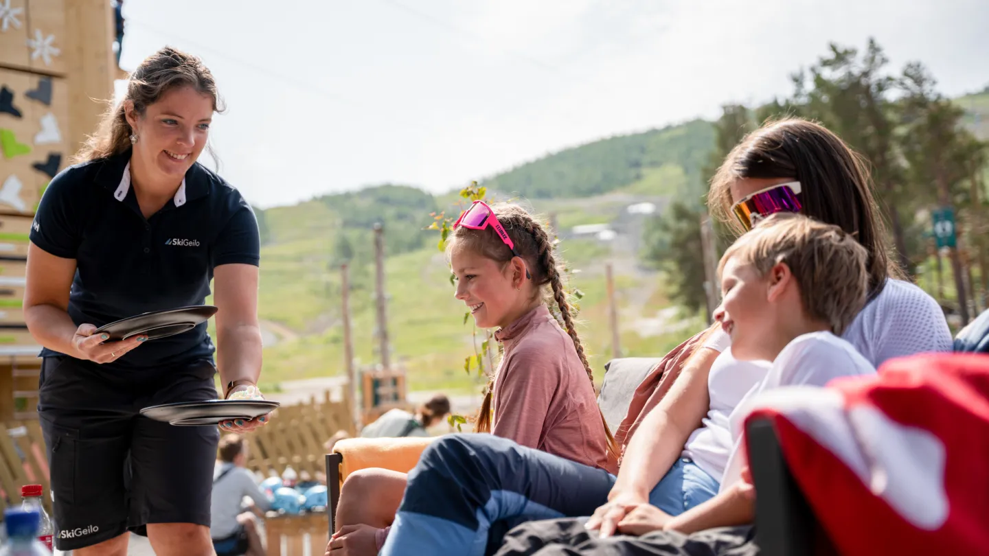 BaseCamp SkiGeilo Aktivitetspark familie som spiser lunsj i solen