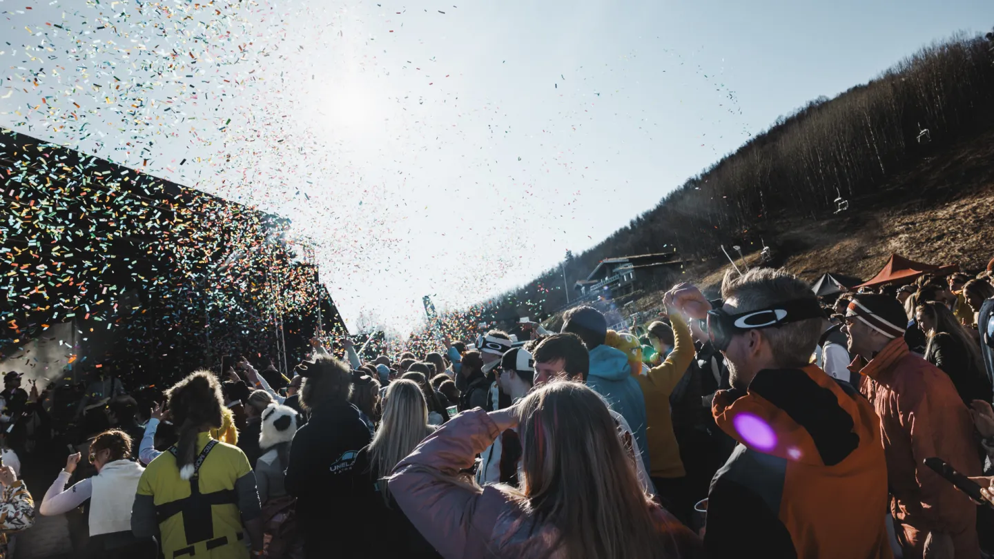 Geilos største påskeparty konfetti mennesker 2025